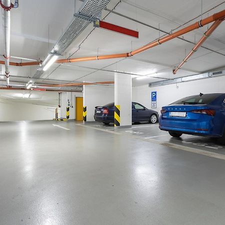 Yellow Apartment With Parking Прага Екстериор снимка