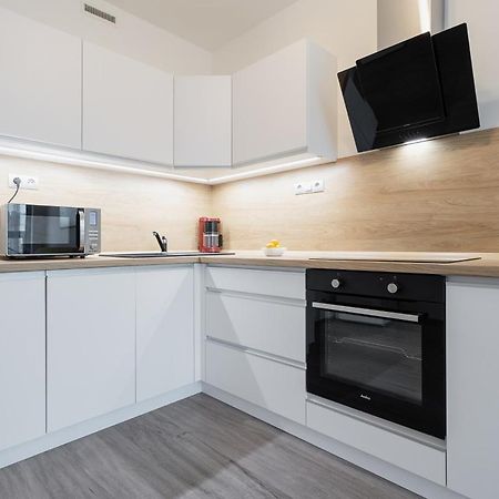 Yellow Apartment With Parking Прага Екстериор снимка