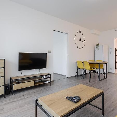 Yellow Apartment With Parking Прага Екстериор снимка