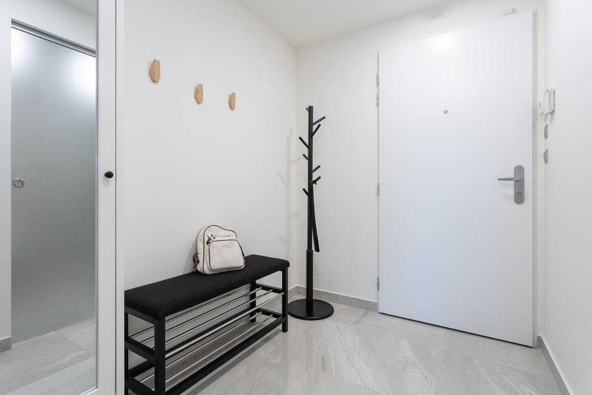Yellow Apartment With Parking Прага Екстериор снимка