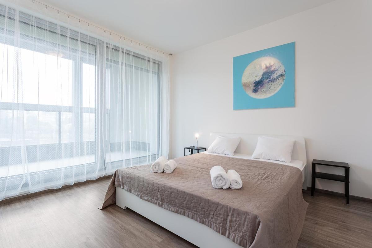 Yellow Apartment With Parking Прага Екстериор снимка