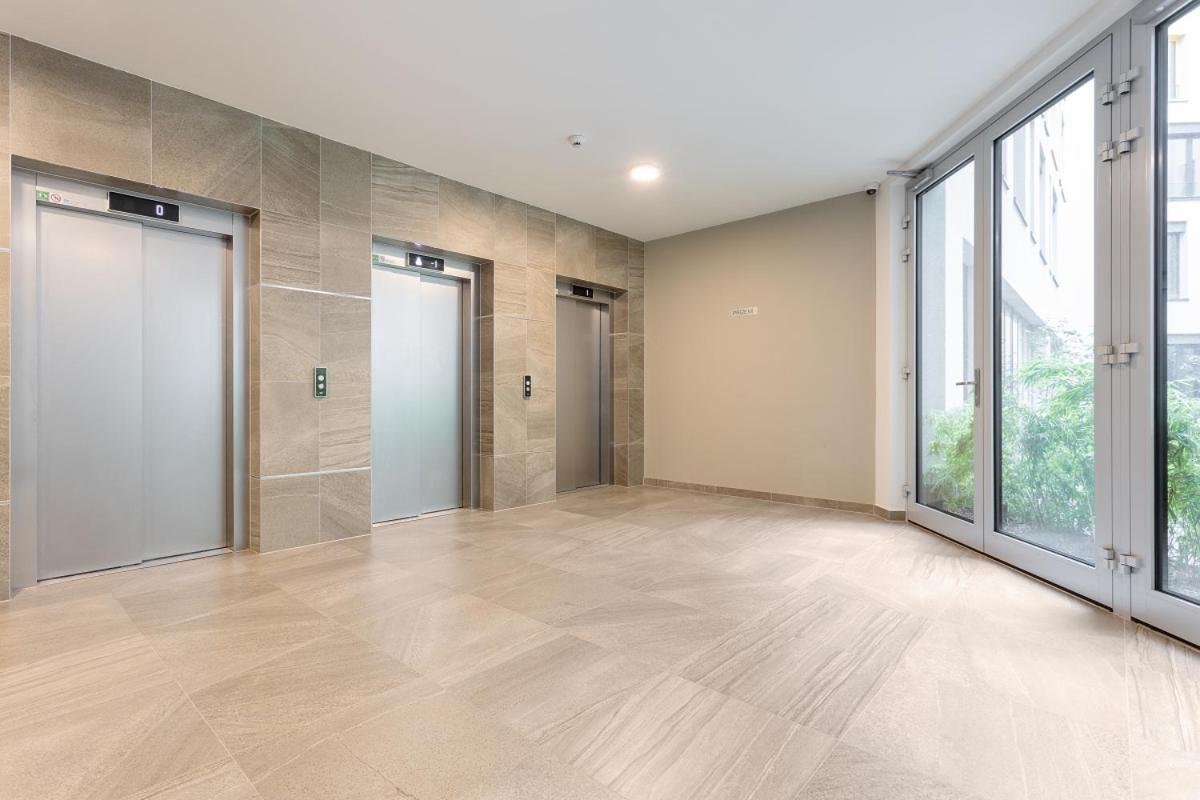 Yellow Apartment With Parking Прага Екстериор снимка