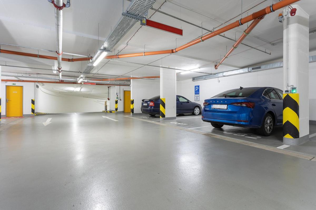 Yellow Apartment With Parking Прага Екстериор снимка