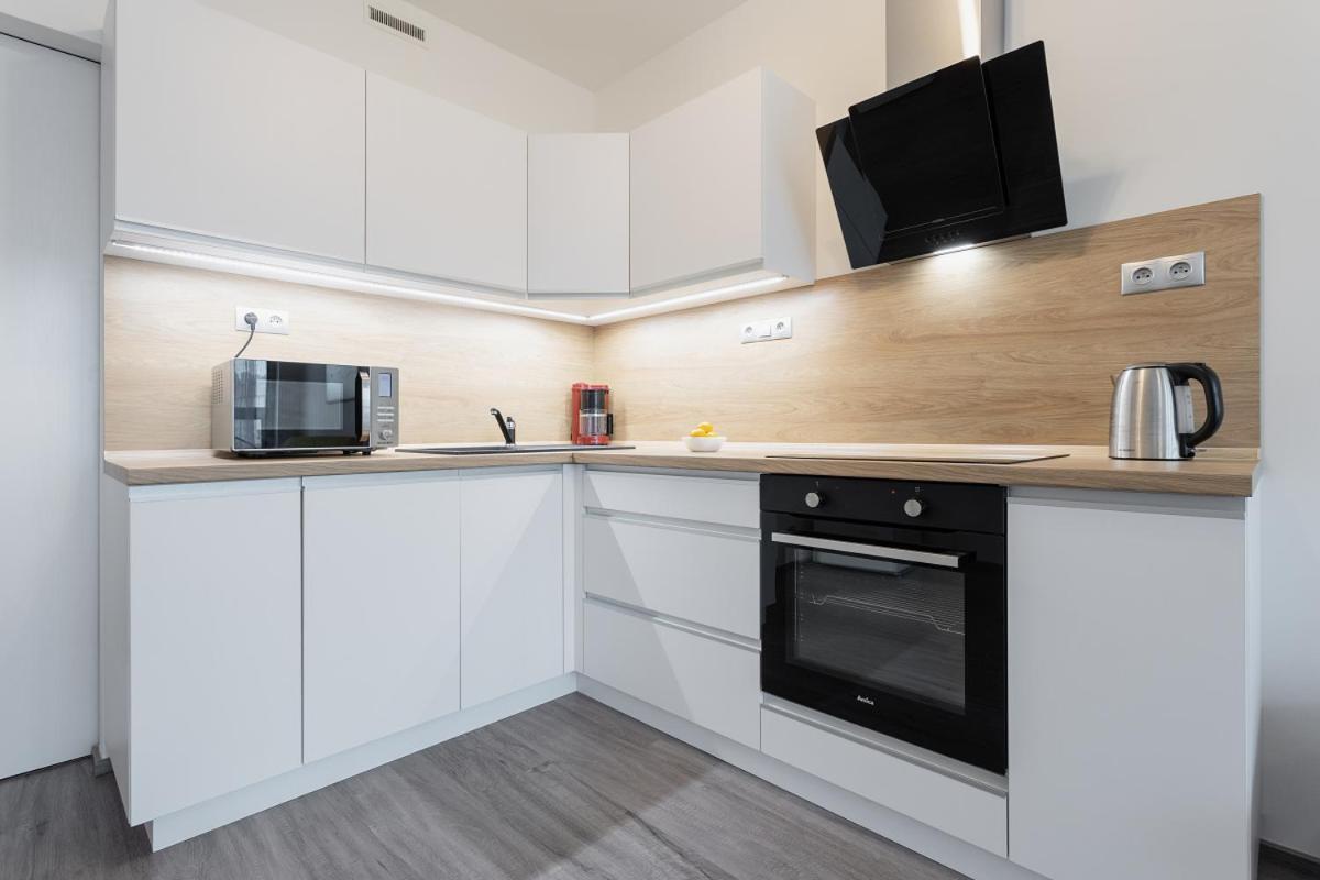 Yellow Apartment With Parking Прага Екстериор снимка
