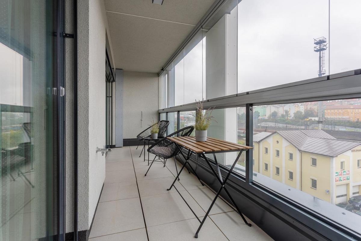 Yellow Apartment With Parking Прага Екстериор снимка