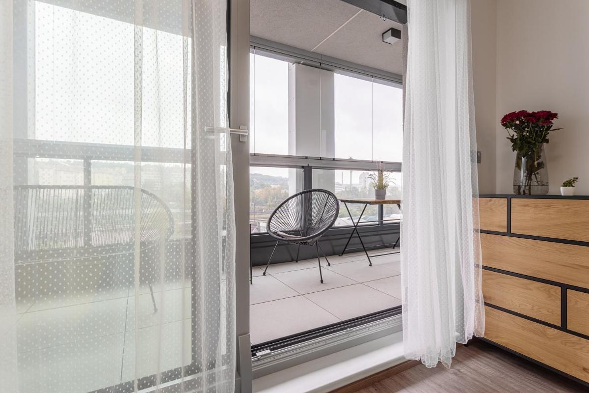 Yellow Apartment With Parking Прага Екстериор снимка