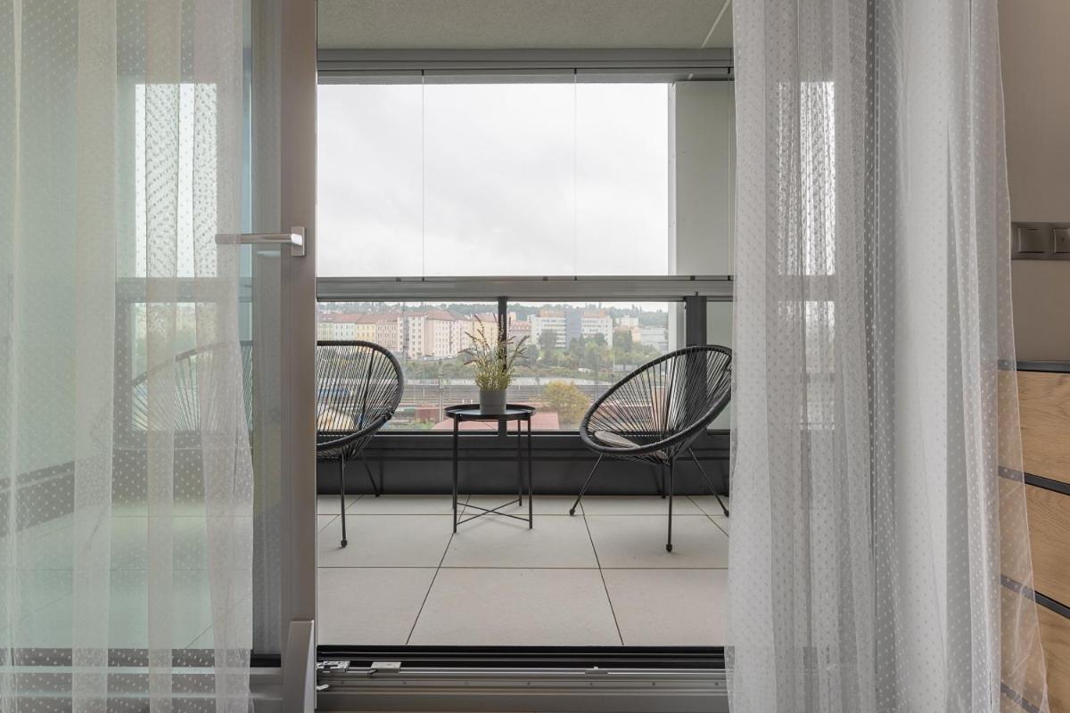 Yellow Apartment With Parking Прага Екстериор снимка