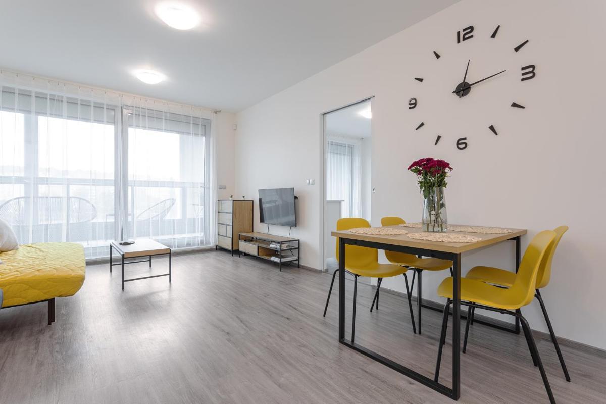 Yellow Apartment With Parking Прага Екстериор снимка