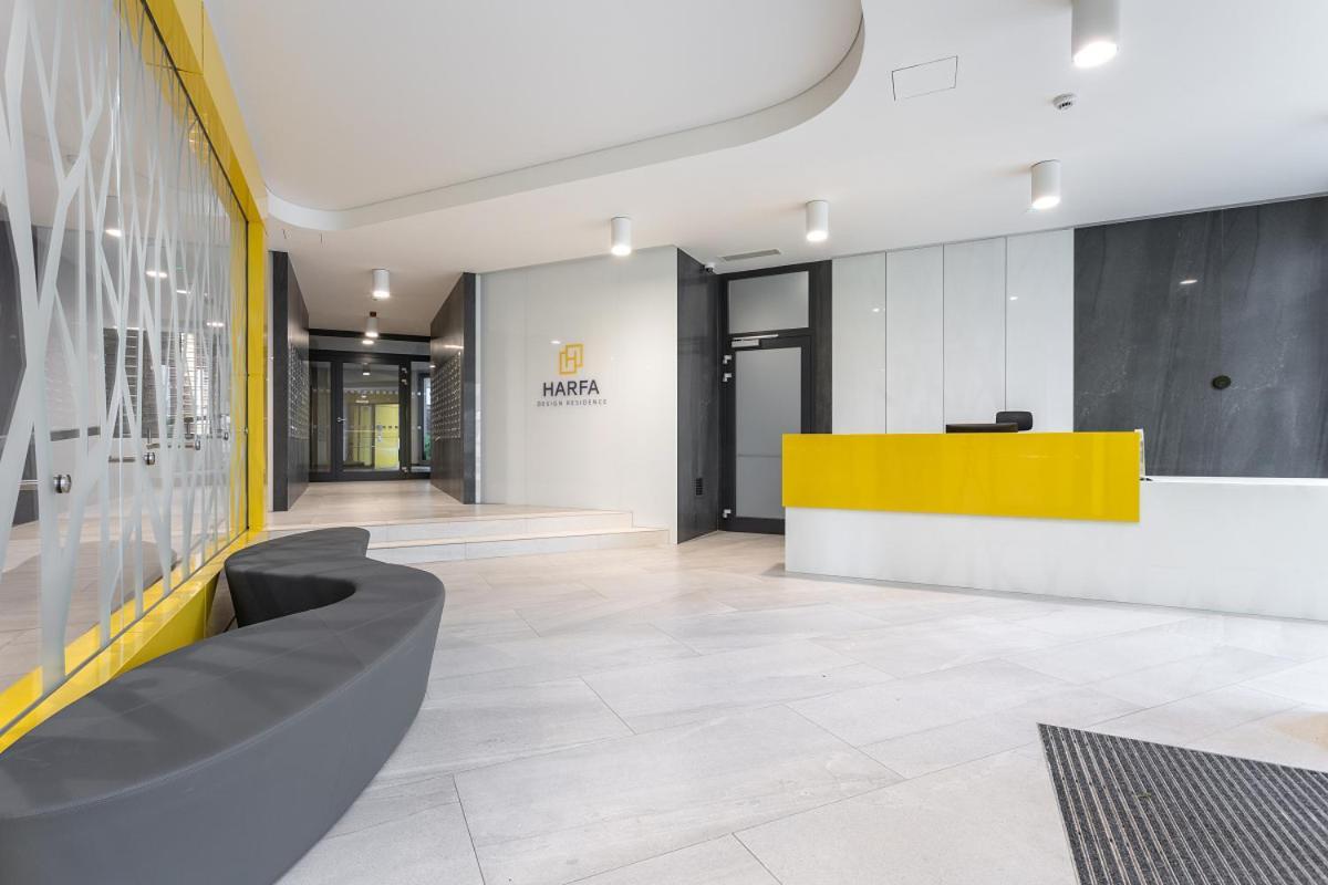 Yellow Apartment With Parking Прага Екстериор снимка