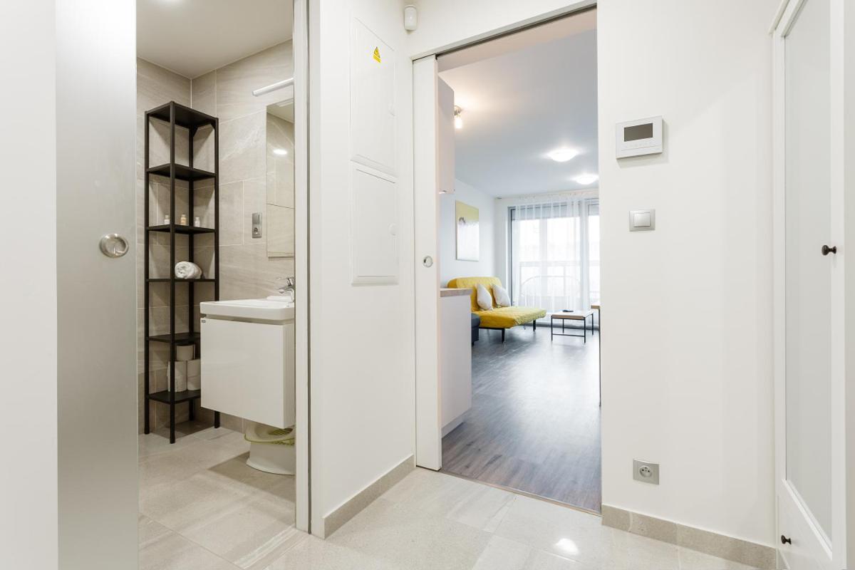 Yellow Apartment With Parking Прага Екстериор снимка