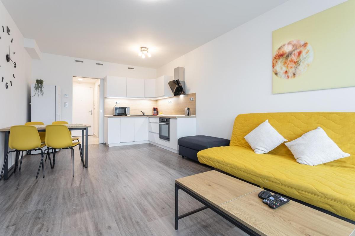 Yellow Apartment With Parking Прага Екстериор снимка